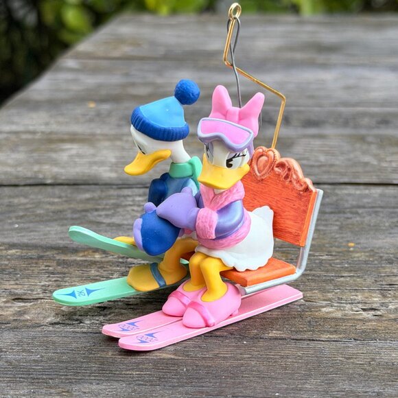 Hallmark & Disney Ornaments Donald and Daisy Duck Lovers' Lodge Surprising Gift - Picture 3 of 15